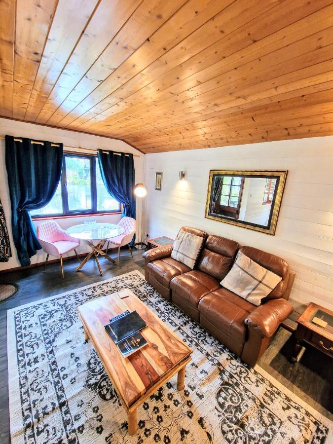Magpie 5 Hot Tub Huntersmoon-warminster-bath-wiltshire Holiday home *